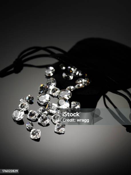 Foto de Diamantes Saco De Cordão e mais fotos de stock de Diamante - Pedra preciosa - Diamante - Pedra preciosa, Veludo - Material Têxtil, Bolsa - Objeto manufaturado