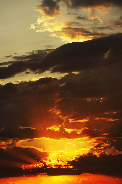 пустыни закат облачный пейзаж неба сумерки - romantic sky eternity cloud summer стоковые фото и изображения
