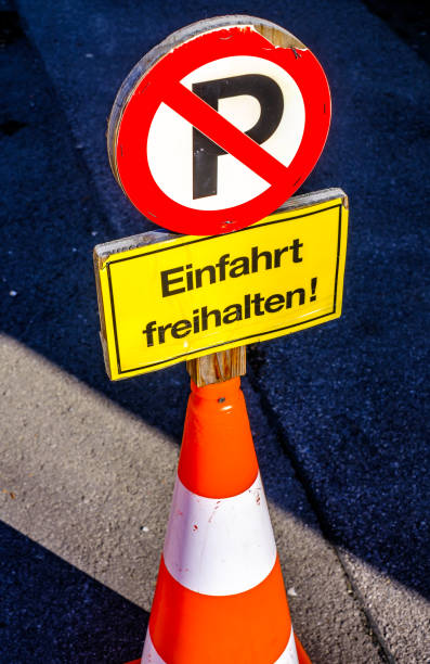 знак «парковка запрещена» в германии - перевод: парковка запрещена - ausfahrt стоковые фото и изображения