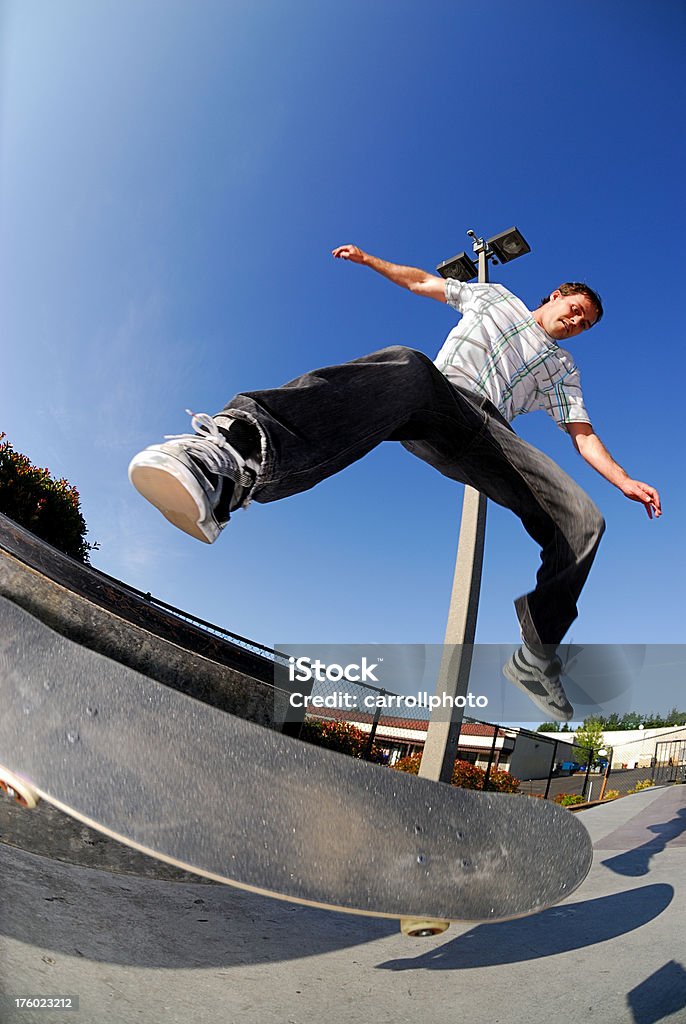 Kick Flip-monopatinador - Foto de stock de Monopatín - Actividades recreativas libre de derechos