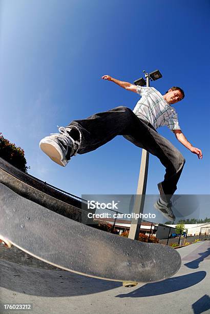 Skateboarderkick Flip — стоковые фотографии и другие картинки Скейтбординг - Скейтбординг, Объектив Рыбий глаз, Прыгать