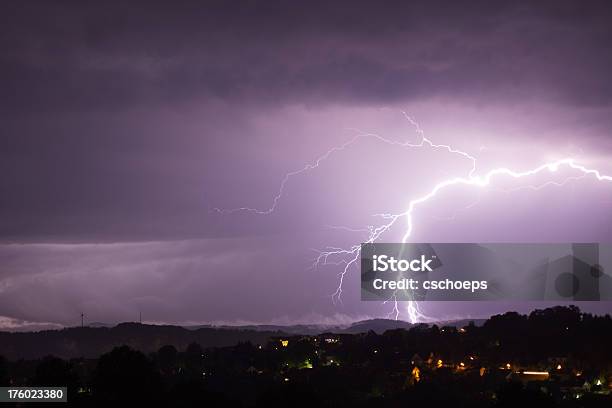 Torcia Elettrica - Fotografie stock e altre immagini di Agosto - Agosto, Alta tensione, Ambientazione esterna