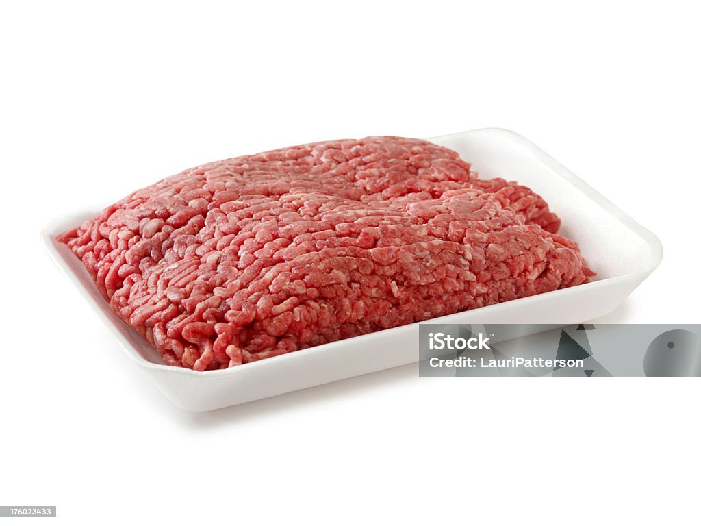 Materias primas carne picada en blanco recipiente - Foto de stock de Carne picada libre de derechos