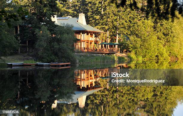 Lodge Na Jezioro - zdjęcia stockowe i więcej obrazów Bez ludzi - Bez ludzi, Budowla mieszkaniowa, Dom z bali