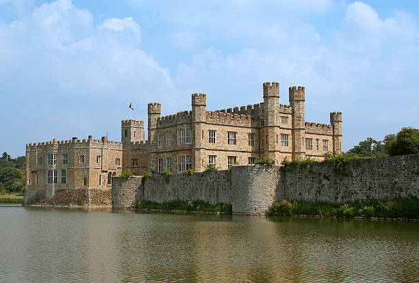 壮大なリーズ城の kent 、イングランド、英国 - kent leeds castle castle moat ストックフォトと画像