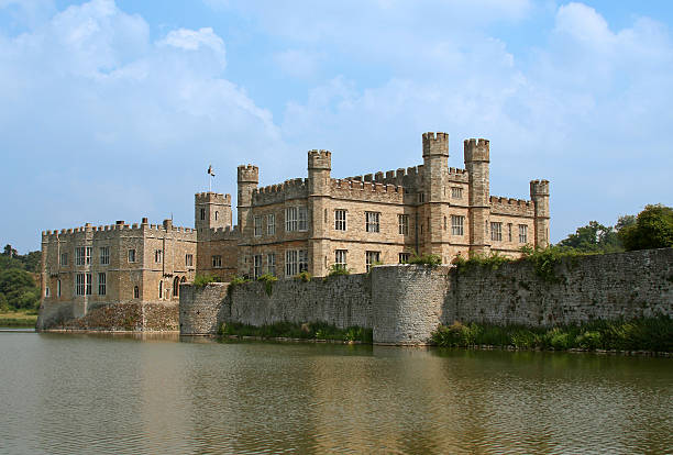 magnífico castelo de leeds, em kent, inglaterra, reino unido - leeds castle imagens e fotografias de stock