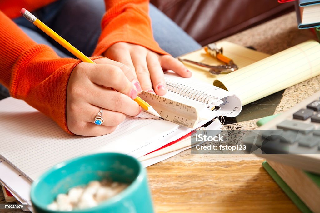 Adolescente no sofá a fazer o seu trabalho de casa na Mesa de Café - Royalty-free 16-17 Anos Foto de stock