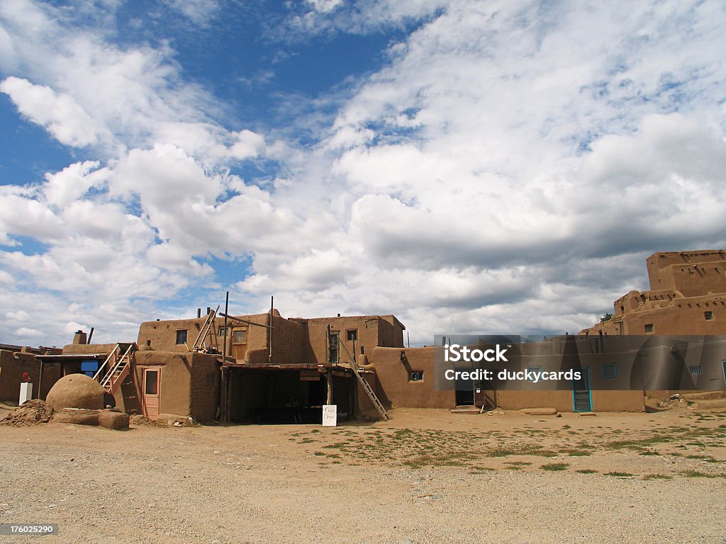 Taos Pueblo - Foto de stock de Adobe libre de derechos