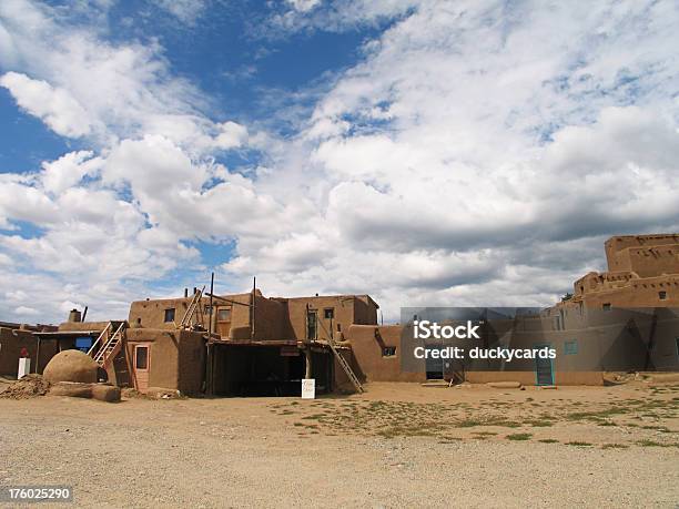 Taos Pueblo Foto de stock y más banco de imágenes de Adobe - Adobe, Aire libre, Antiguo