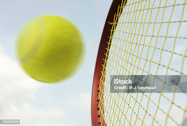 Tennis - zdjęcia stockowe i więcej obrazów Niebo - Zjawisko naturalne - Niebo - Zjawisko naturalne, Rakieta do tenisa ziemnego, Strzelać piłkę