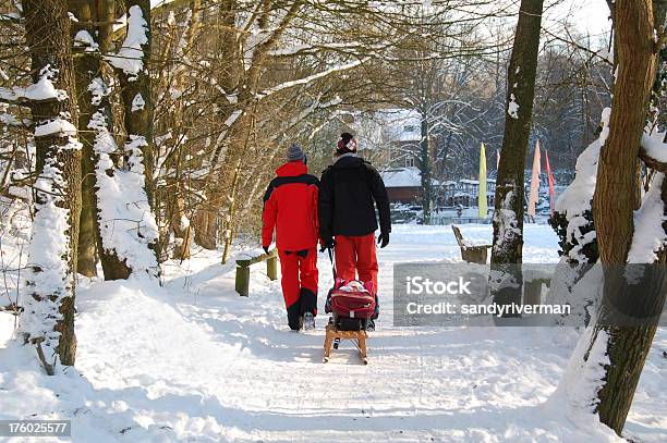 Photo libre de droit de Hiver De Marcher Avec Glissement banque d'images et plus d'images libres de droit de Arbre - Arbre, Deux personnes, Déraper