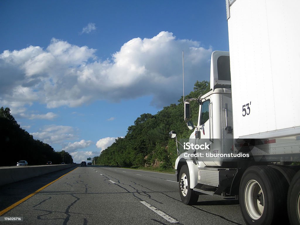 Ground Freight Shipping camion sulla strada - Foto stock royalty-free di Rhode Island