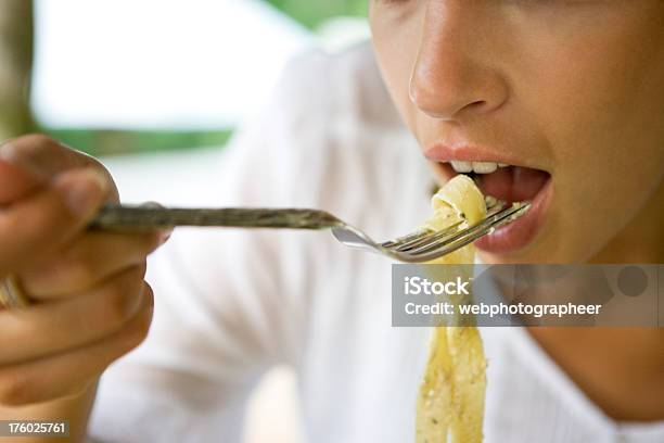 Comer Foto de stock y más banco de imágenes de Pasta - Pasta, Saborear, Personas