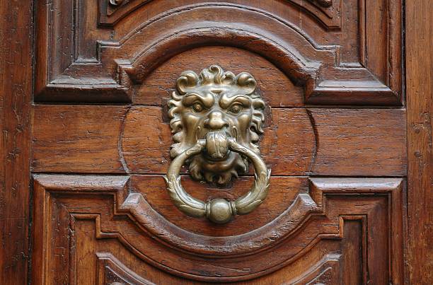 lion's mund türklopfer - door knocker door lion luxury stock-fotos und bilder