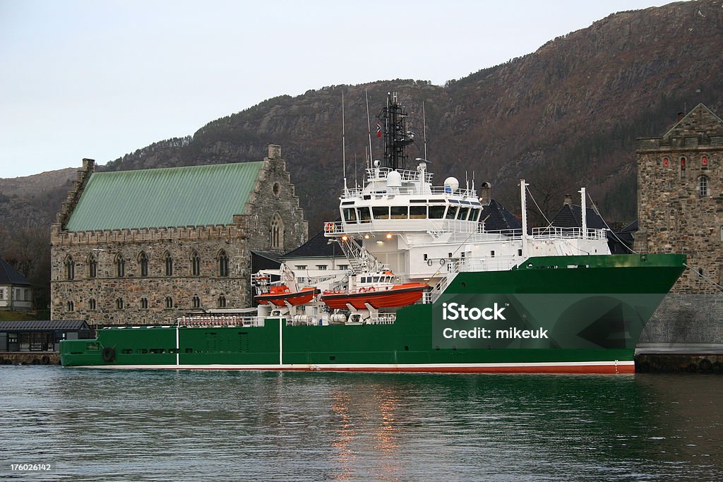 De abastecimiento de plataforma petrolífera en bote en el puerto, Bergen, Noruega - Foto de stock de Agua libre de derechos