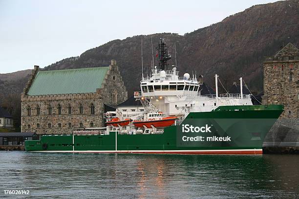 De Abastecimiento De Plataforma Petrolífera En Bote En El Puerto Bergen Noruega Foto de stock y más banco de imágenes de Agua