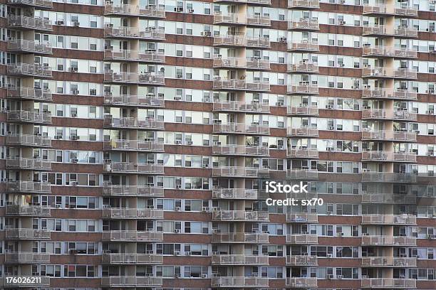 都会のアパート - 集合住宅のストックフォトや画像を多数ご用意 - 集合住宅, 鶏小屋, 窓