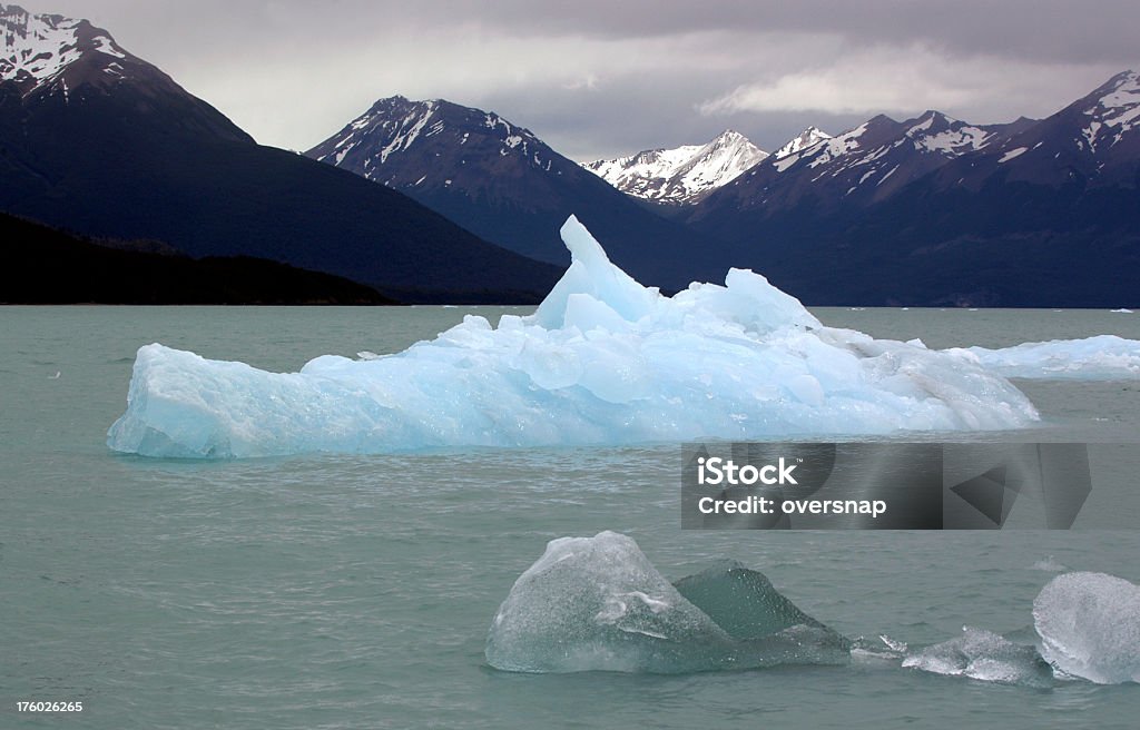 Iceberg blu in Patagonia - Foto stock royalty-free di Ambientazione esterna