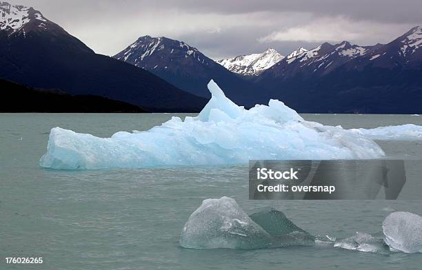 Iceberg Blu In Patagonia - Fotografie stock e altre immagini di Ambientazione esterna - Ambientazione esterna, America del Sud, Argentina - America del Sud