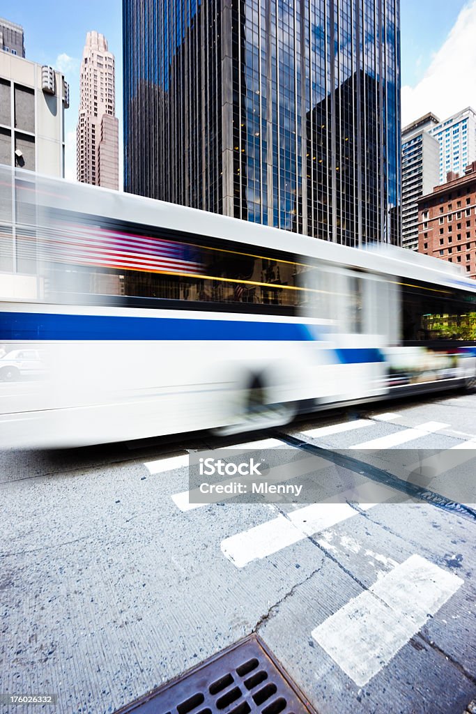 Autobus andare in scena di strada di New York City - Foto stock royalty-free di Autobus