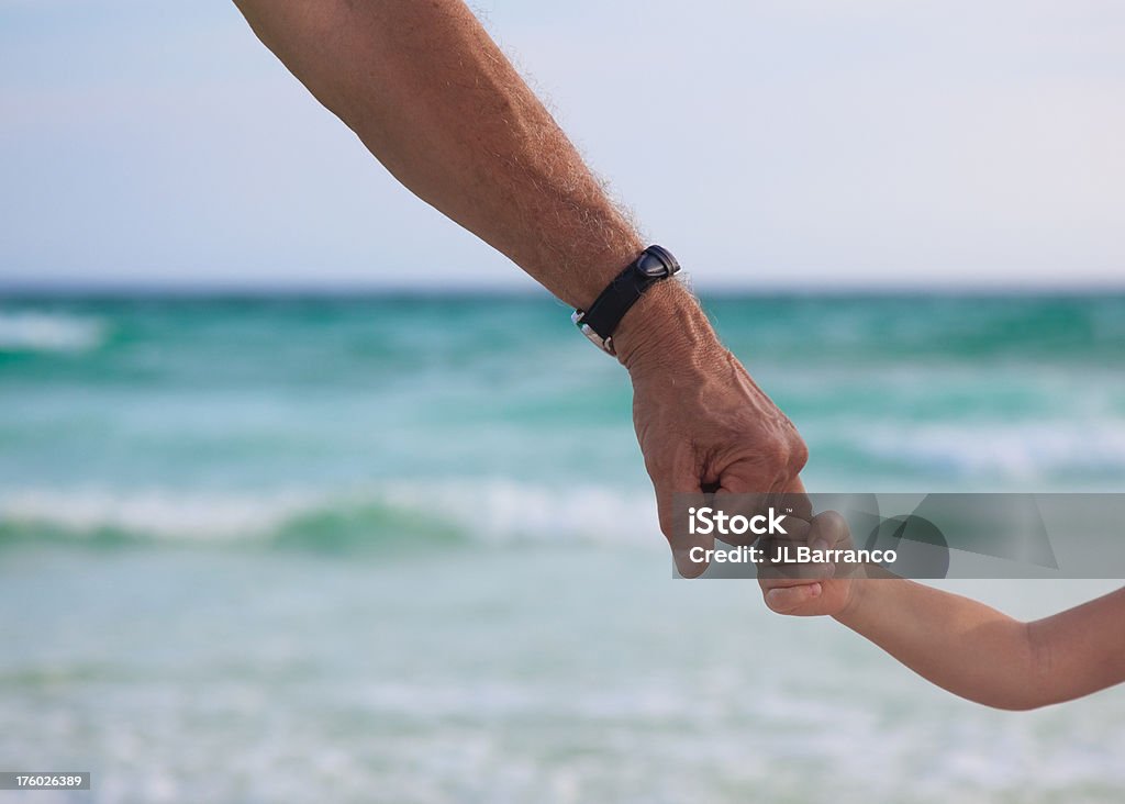 Держаться за руки на пляже с Grandpa - Стоковые фото 2-3 года роялти-фри