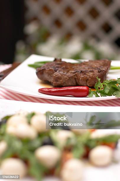 Steak Stockfoto und mehr Bilder von Einfachheit - Einfachheit, Eleganz, Feinschmecker-Essen