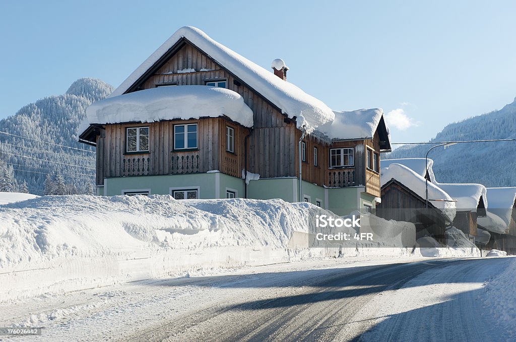 Village avec de la neige-journée après une grosse tempête de neige - Photo de Neige libre de droits