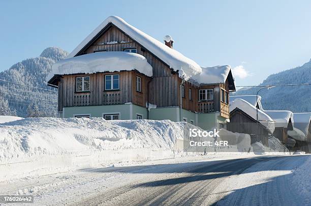 Photo libre de droit de Village Avec De La Neigejournée Après Une Grosse Tempête De Neige banque d'images et plus d'images libres de droit de Neige