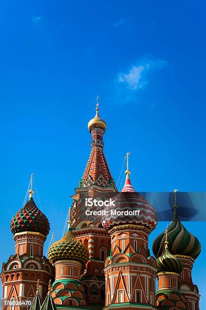 Natural Que Brinda La Cúpula De La Catedral De San Basilio En Moscú Rusia Xxxl Foto de stock y más banco de imágenes de Aire libre