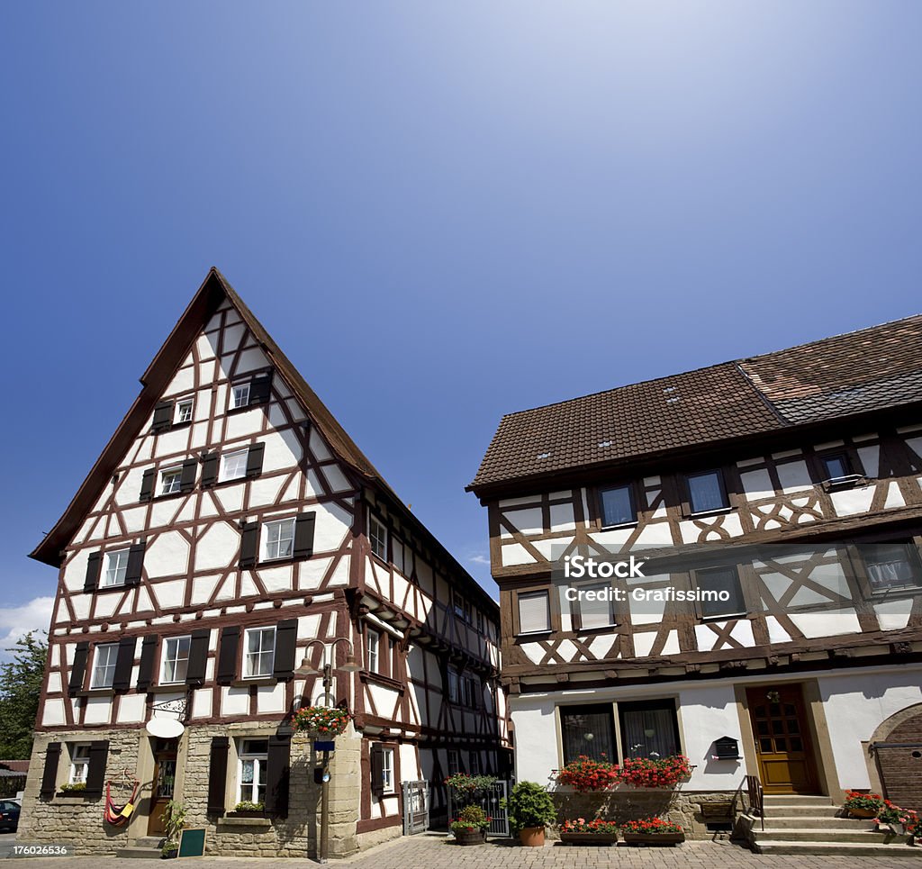 Cielo azul sobre la ciudad antigua de casas en Eppingen Alemania - Foto de stock de Aldea libre de derechos