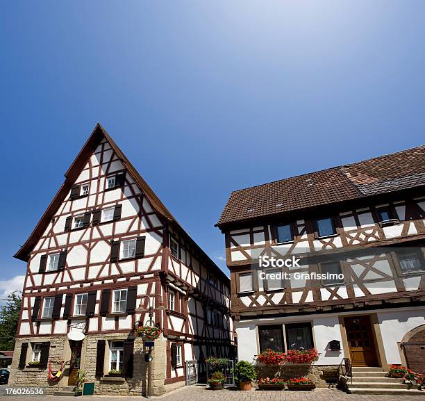 Cielo Azul Sobre La Ciudad Antigua De Casas En Eppingen Alemania Foto de stock y más banco de imágenes de Aldea