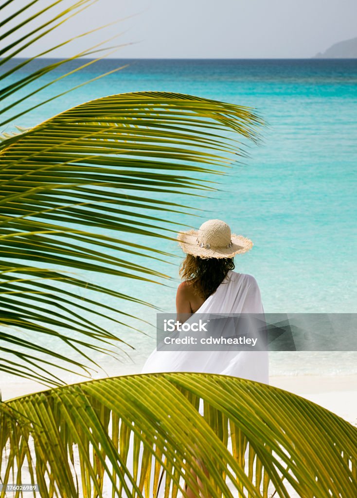 Mujer y palmeras - Foto de stock de Playa libre de derechos