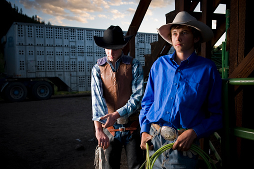 Young Rodeo Cowboys al atardecer de Colorado photo