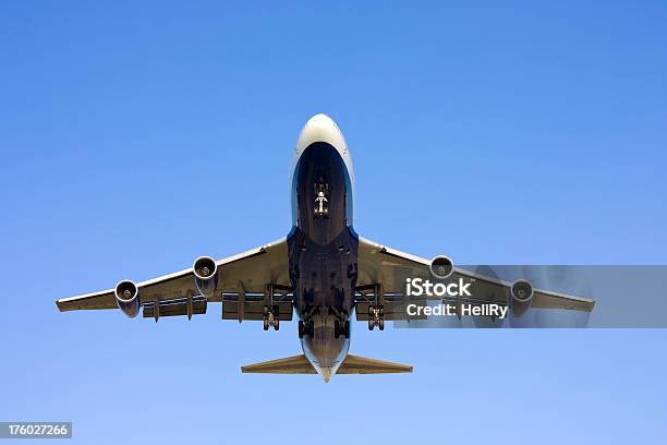 Avión Aislado Foto de stock y más banco de imágenes de Aterrizar - Aterrizar, Avión, Avión de pasajeros