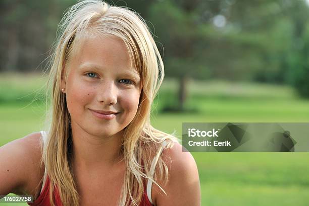 Adolescente Sonriente Foto de stock y más banco de imágenes de 14-15 años - 14-15 años, Adolescente, Aire libre