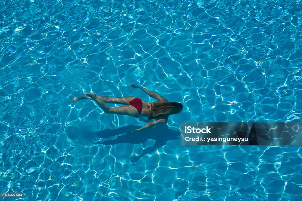 プールの女性 - ビキニのロイヤリティフリーストックフォト