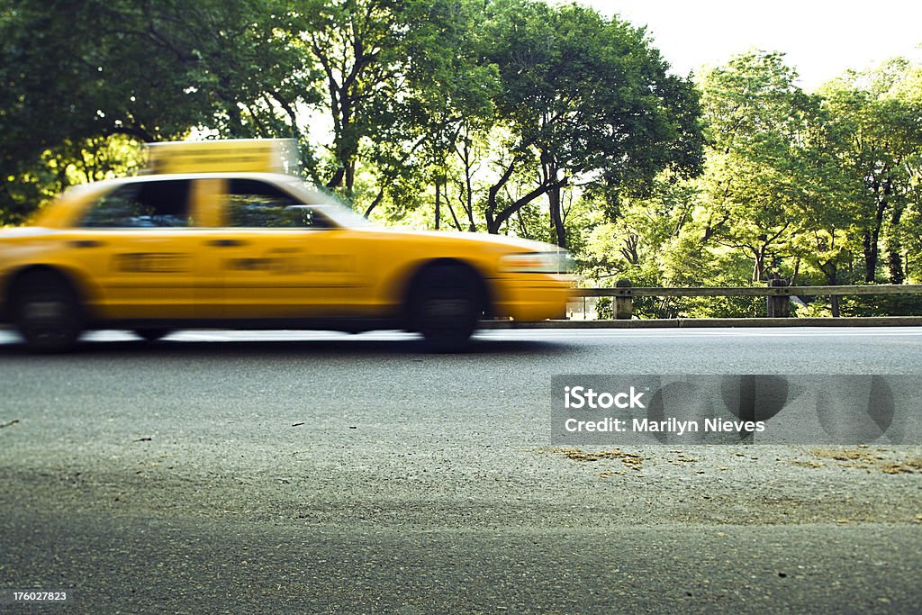 Acelerar Táxi de Nova York - Foto de stock de A caminho royalty-free