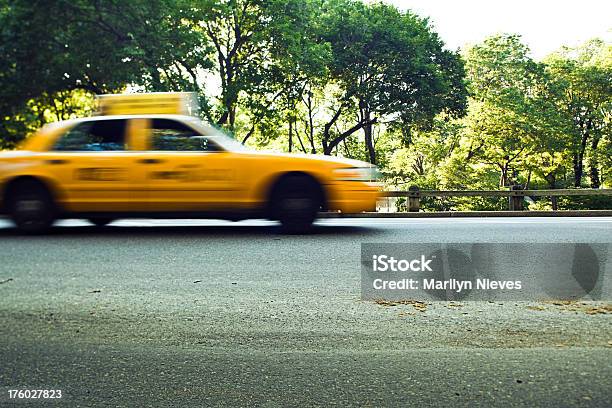 Foto de Acelerar Táxi De Nova York e mais fotos de stock de A caminho - A caminho, Amarelo, Atividade