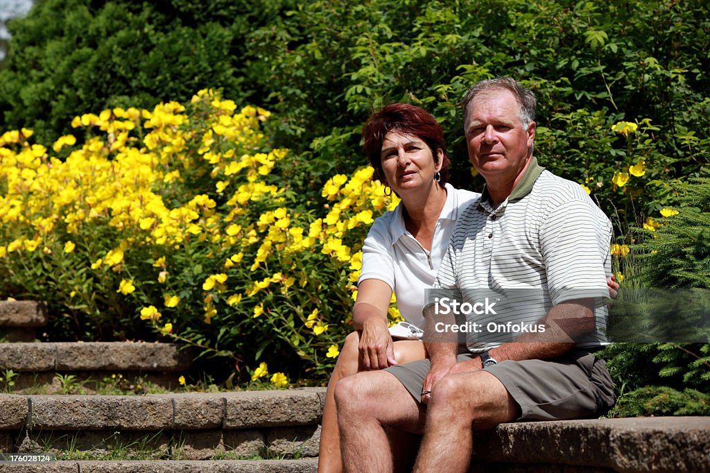 Счастливый Пожилая пара на скамейке в парке, улыбается - Стоковые фото 50-54 года роялти-фри