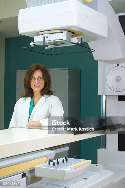 Fraustrahlung Therapeuten Mit Linearen Accelerator Simulator Stockfoto und mehr Bilder von Arzt