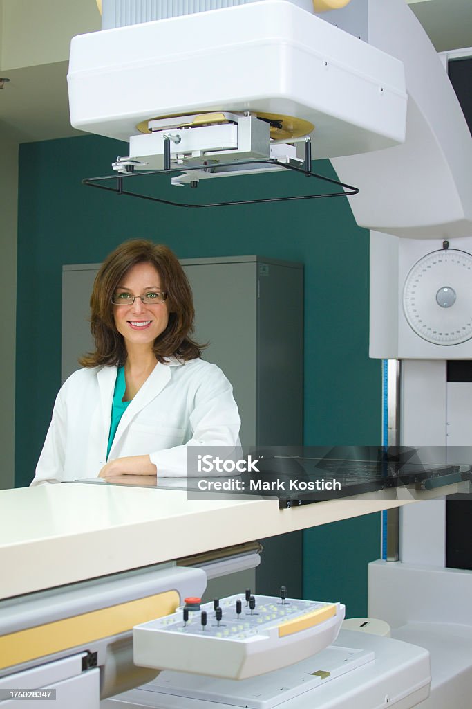 Radiation thérapeute femme avec Linear Accelerator Simulateur - Photo de Accélérateur de particules libre de droits