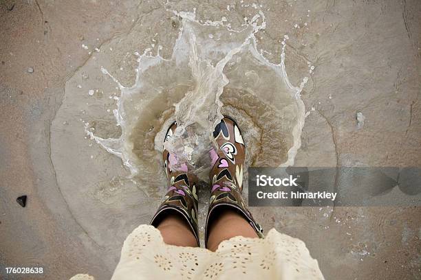 Mädchen Regen Stiefel Plantschen Sie In Den Schlamm Stockfoto und mehr Bilder von Hochspringen