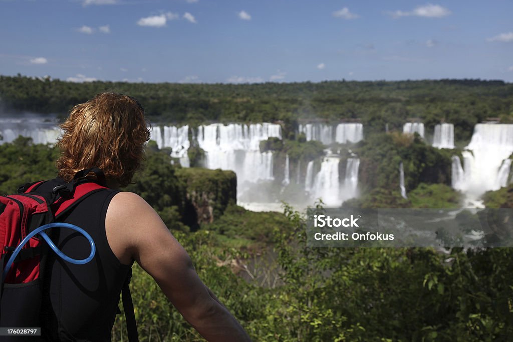 Homem olhando para as quedas de água, Argentina Iguaçu - Royalty-free Cataratas Iguaçu Foto de stock