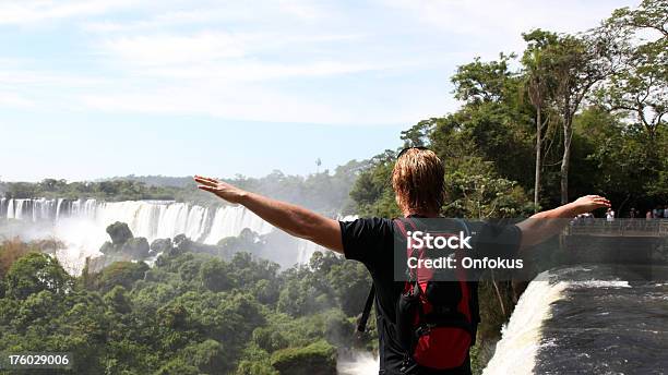 Homem Olhando Para As Quedas De Água Argentina Iguaçu - Fotografias de stock e mais imagens de Cataratas Iguaçu