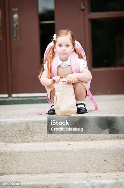 Vorschulalter Mädchenstudent Mit Lunchpaket Stockfoto und mehr Bilder von Bildung - Bildung, Kind, Klein