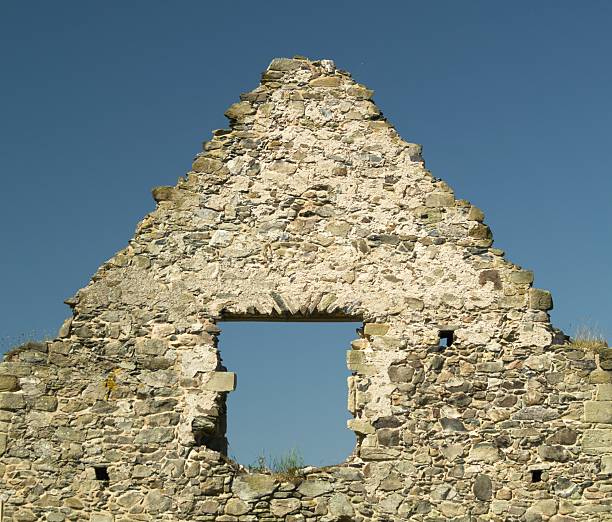 Céu azul formulada pela janela na antiga gable final - fotografia de stock