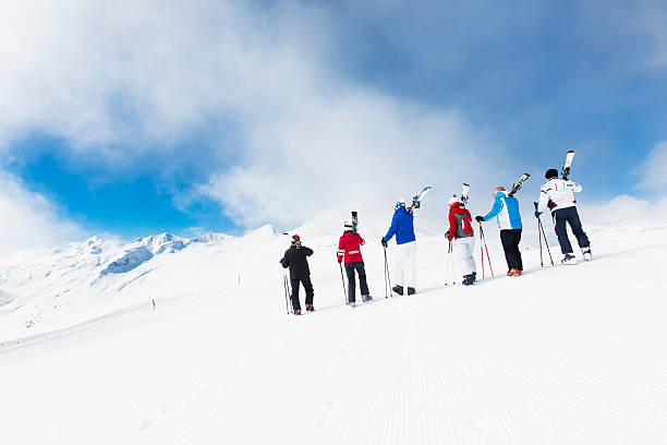 narciarskie-grupa wspina się na szczyt góry - winter friendship france italy zdjęcia i obrazy z banku zdjęć