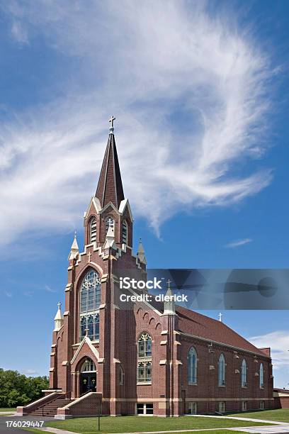 Кирпич Церковь И Воздушные Облака — стоковые фотографии и другие картинки Без людей - Без людей, Белый, Вертикальный