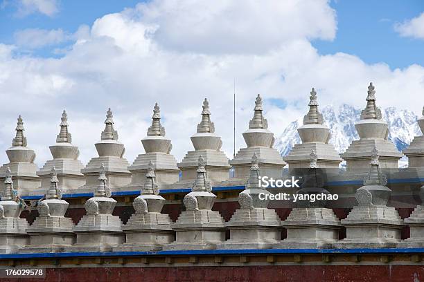 Tibetan Biały Pagodas - zdjęcia stockowe i więcej obrazów Antyki - Antyki, Architektura, Azja