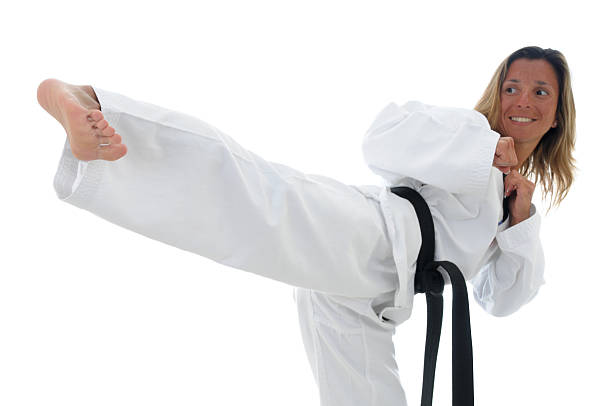 tae kwon robią kopnięcie z boku realizacji - martial arts women tae kwon do black belt zdjęcia i obrazy z banku zdjęć